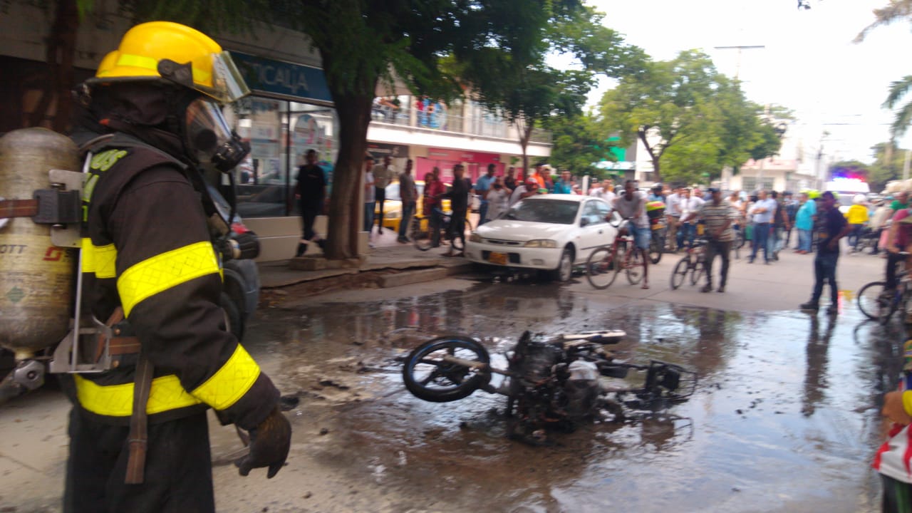 Bomberos en el lugar del incendio