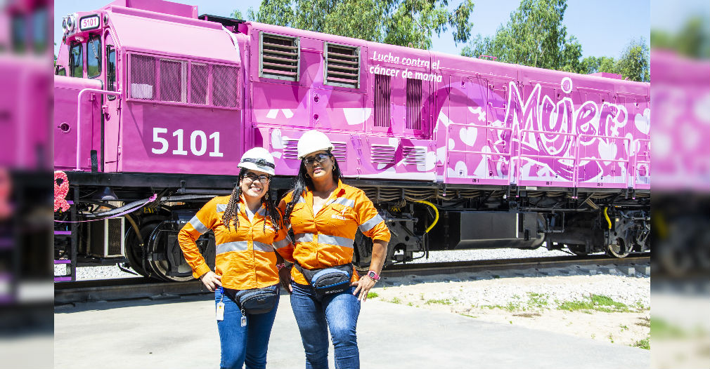  Emilia Bueno y Sonia Lara son las dos maquinistas que manejan la locomotora rosada.