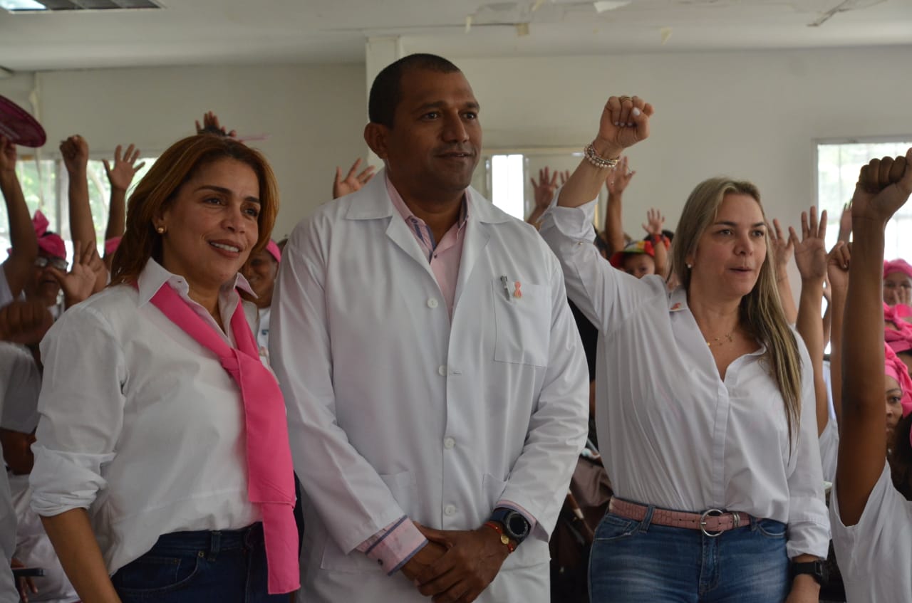 Yolanda Mendoza (Sociedad Porturaria), Johanna Mancuso (Fundación Corazón Rosa) y el médico Javier Granados