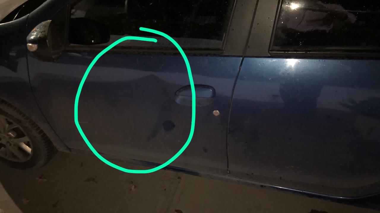 El carro atacado quedó con un pangón en la puerta del conductor.