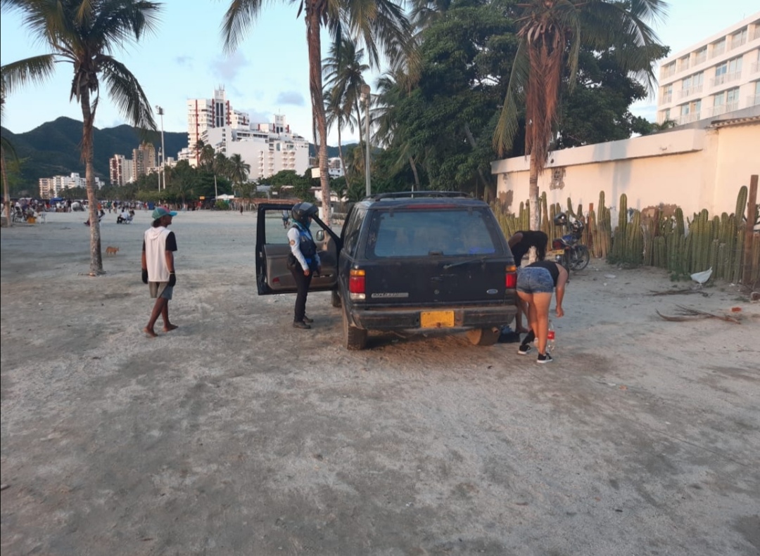 Vehículo parqueado en playa de Santa Marta.