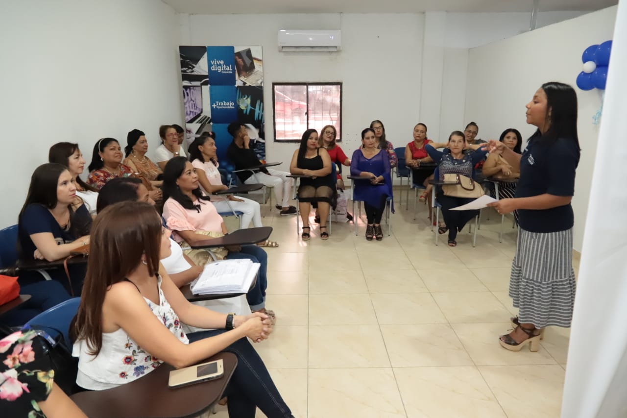 Capacitación para mujeres sobe las TIC