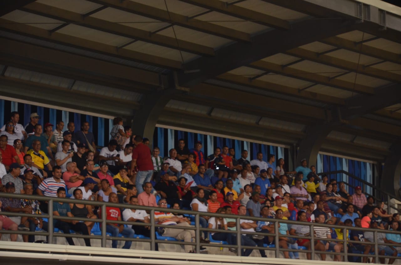 La fanaticada samaria presenció un vibrante juego de pelota. 