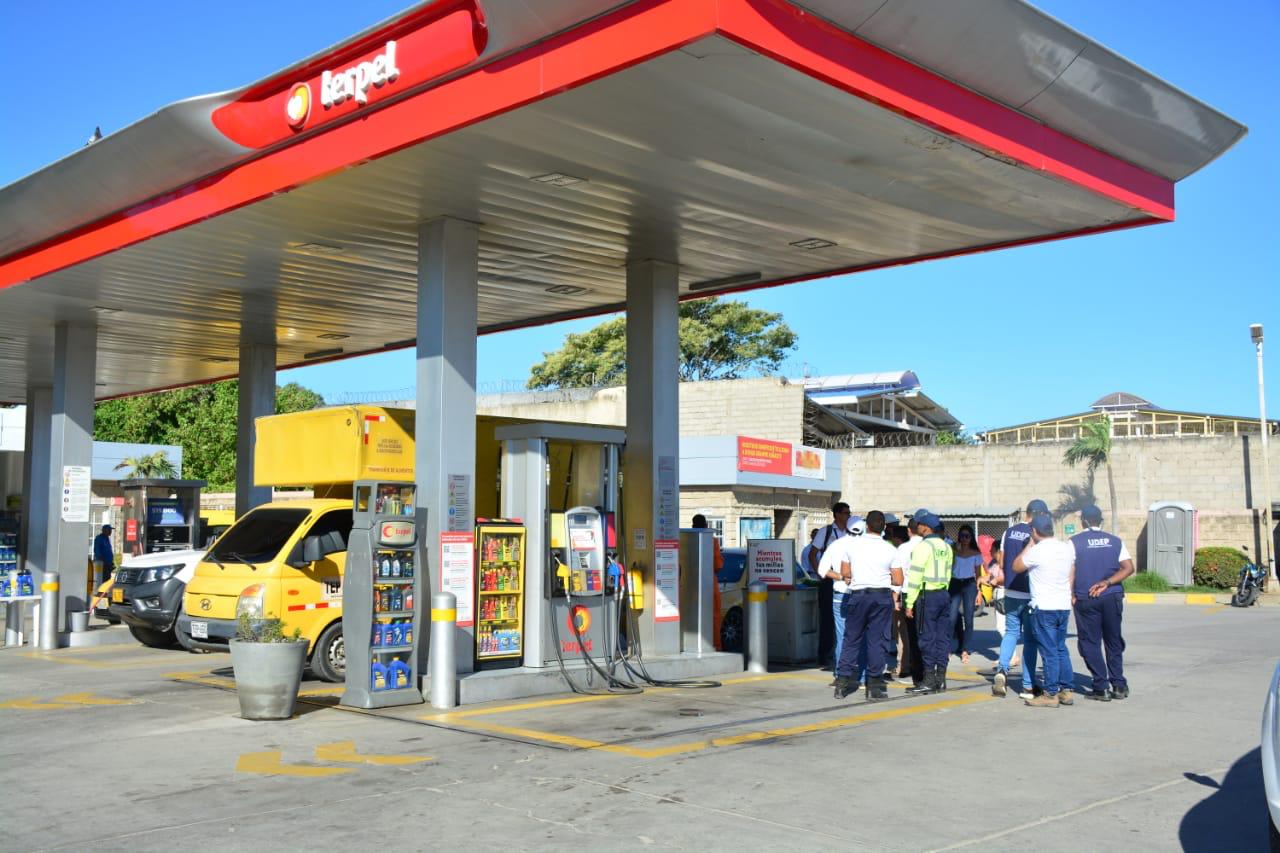 En total visitaron ocho estaciones de gasolina