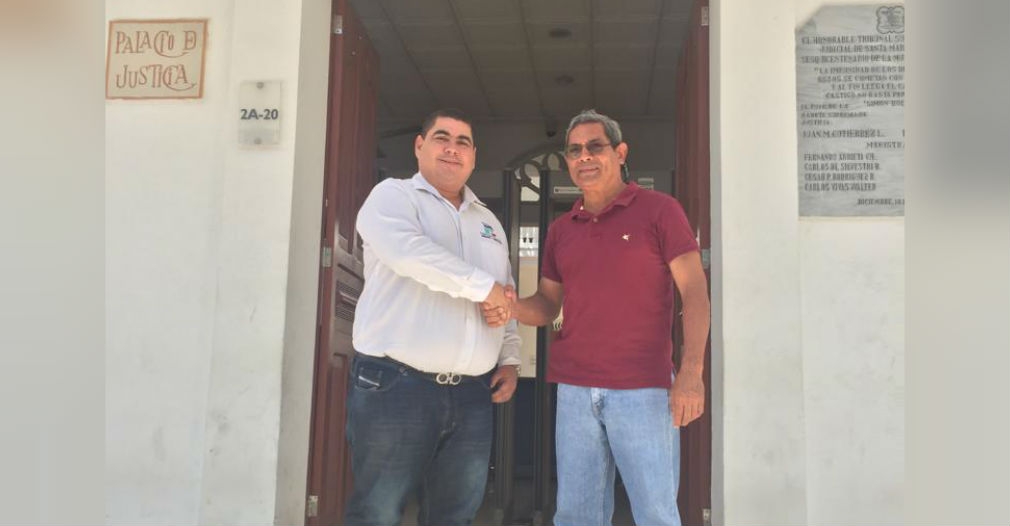 EL ABOGADO LUIS TORIBIO CEBALLOS JUNTO A VÍCTOR BERMÚDEZ, CIUDADANO QUE GANÓ HISTÓRICO FALLO EN SANTA MARTA 