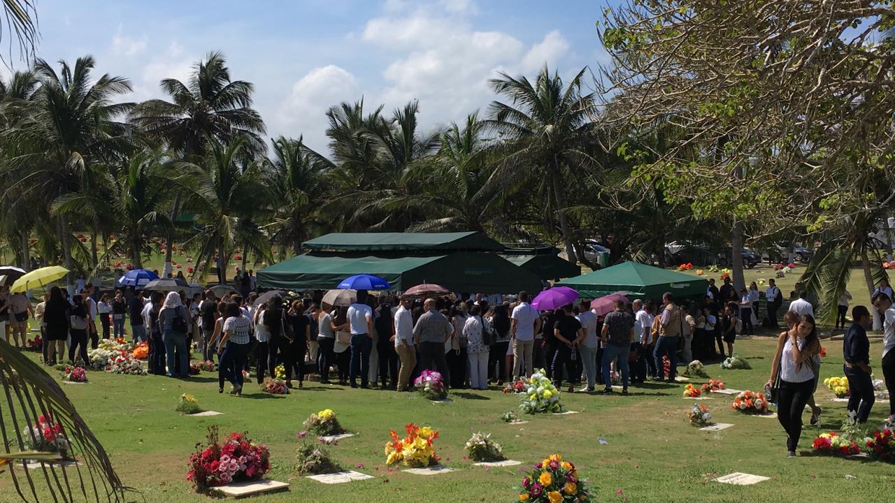 Familiares y amigos de la joven acudieron a Jardines de la Eternidad.