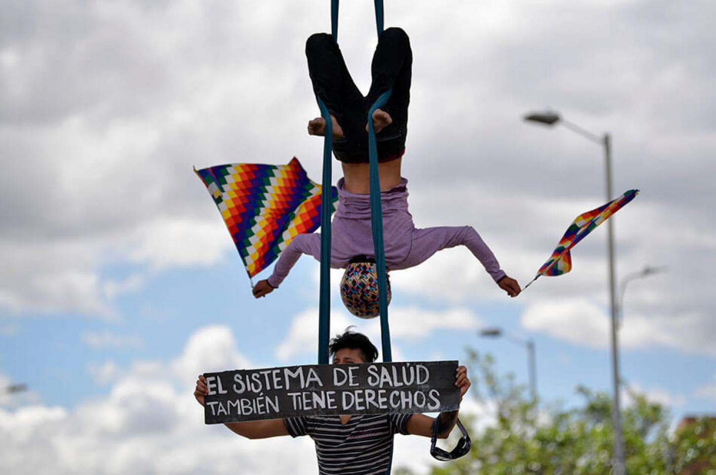 Guardia indígena en la marcha 4D en Bogotá