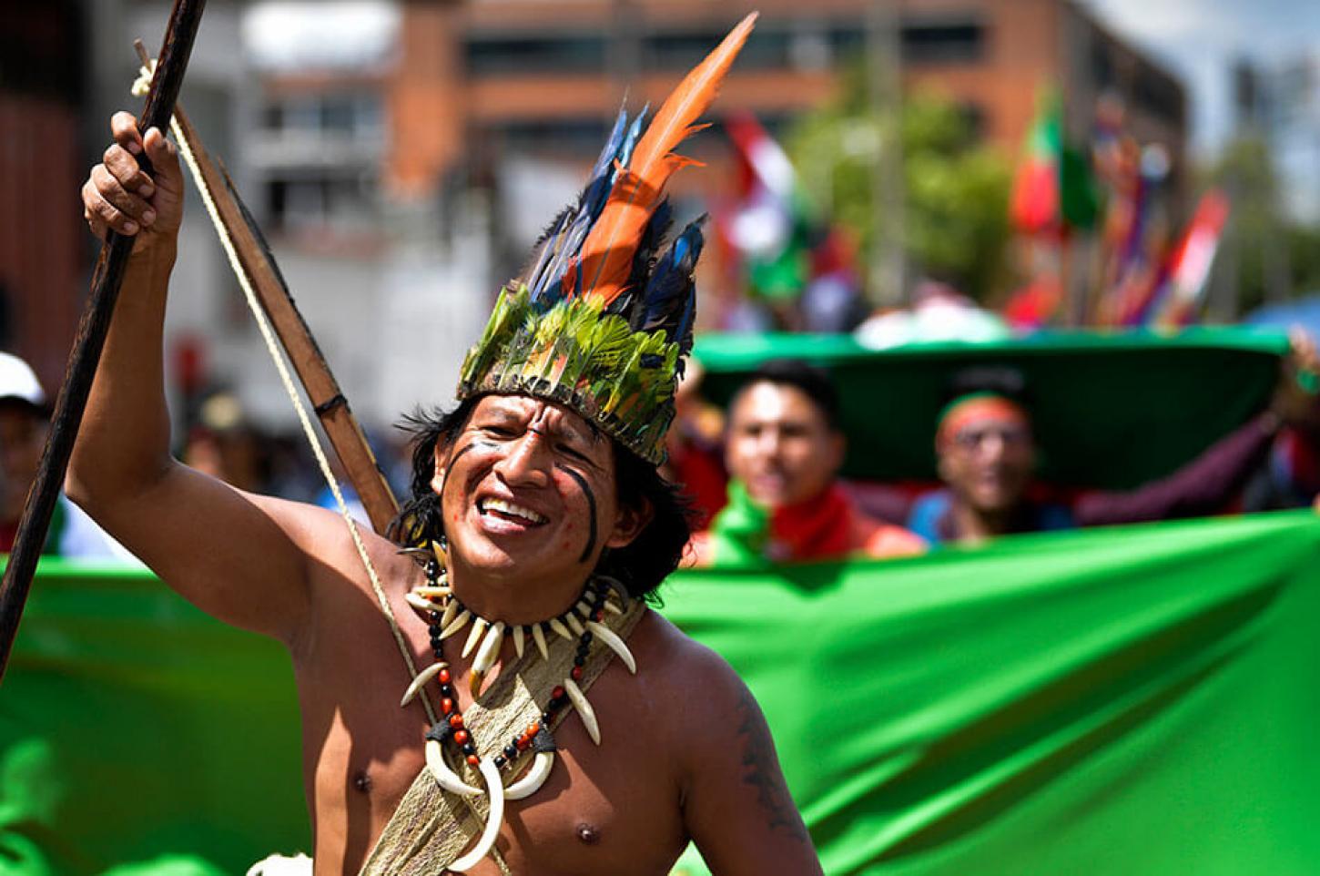 Guardia indígena en la marcha 4D en Bogotá