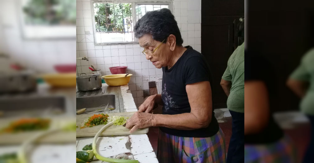 Una de las ancianas haciéndose su propia comida. Esto es en el mejor de los casos.