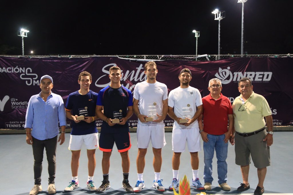 Alejandro Gómez y Nicolás Barrientos (de blanco) recibiendo el título de campeones de dobles.