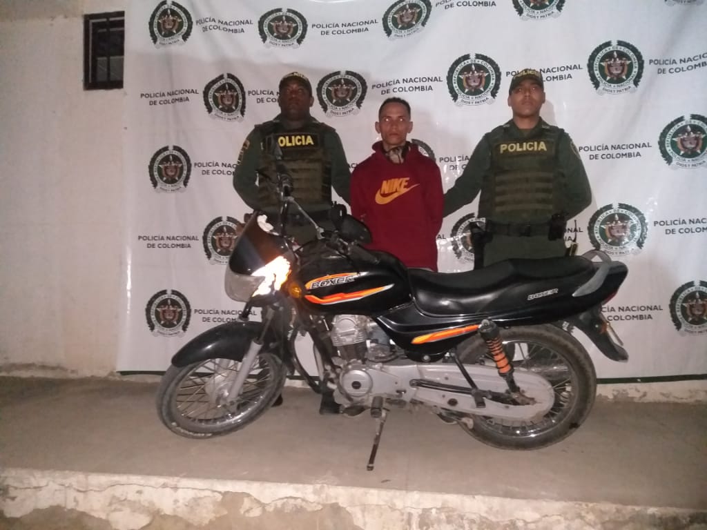 El capturado y la motocicleta fueron dejados a disposición de la autoridad competente.