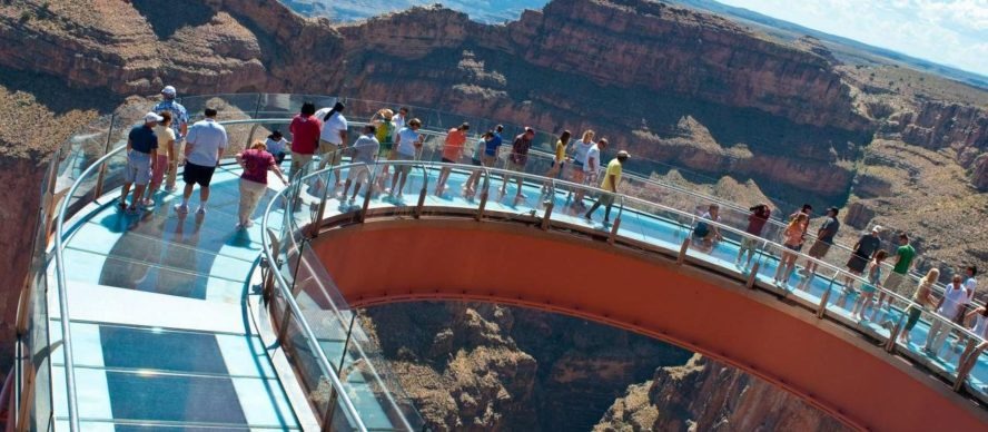 Otra imagen del puente de cristal en el Gran Cañón de Colorado, Estados Unidos.