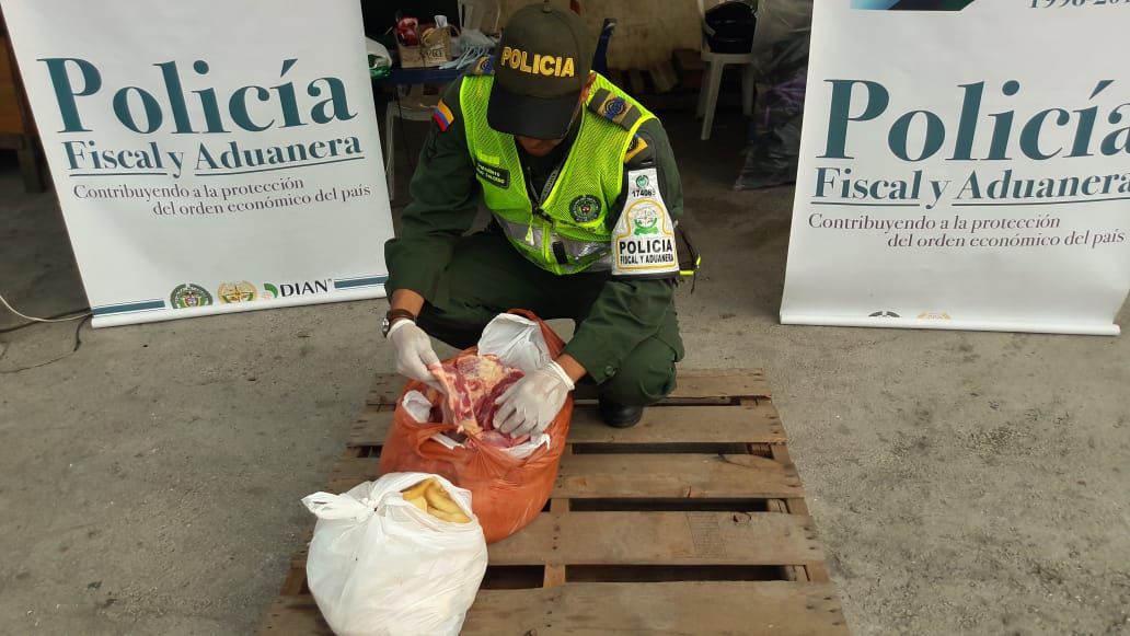 Los uniformados decomisaron 100 kilogramos de carne por no cumplir con las condiciones fitosanitarias. 