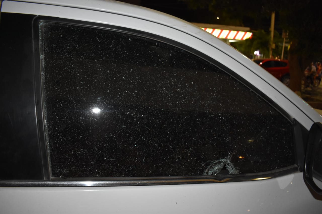 Otra de las balas impactó el cristal del copiloto.