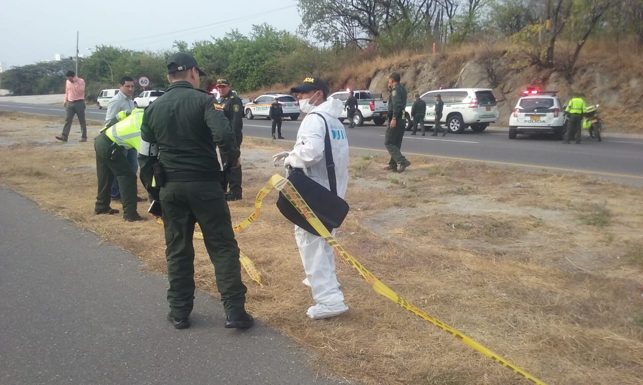 Autoridades hacen presencia en el lugar del atentado criminal.