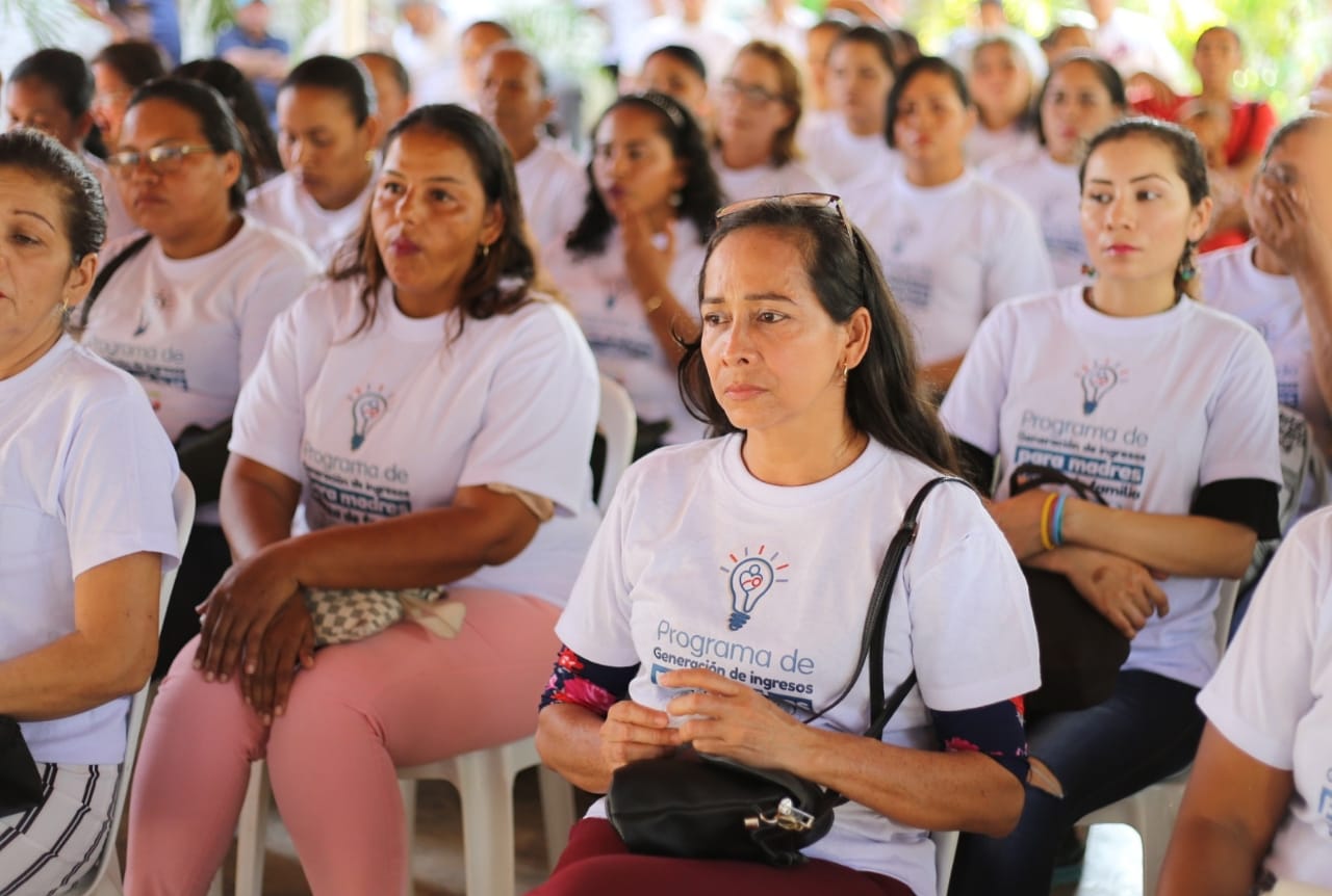 Cada una de las beneficiarias del proyecto en los diferentes municipios recibieron con agrado un aporte de .600.000.