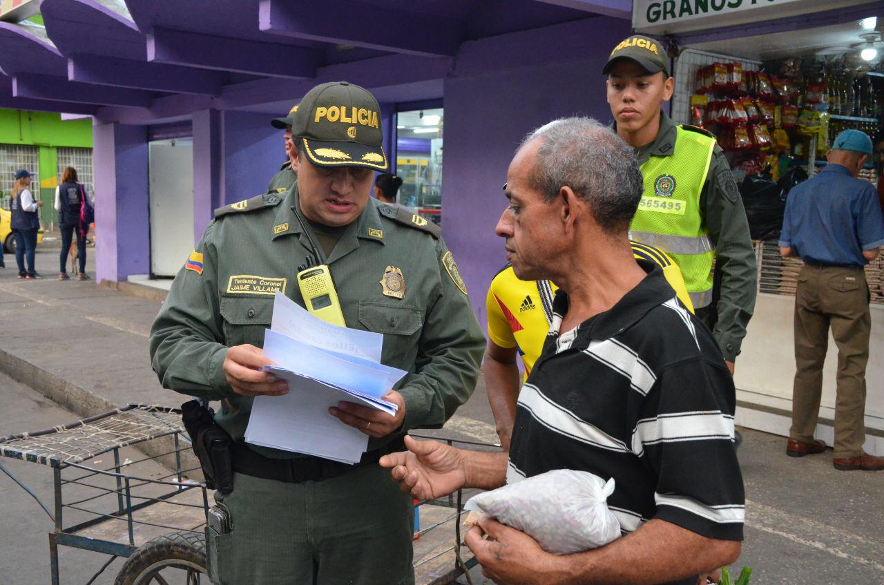 La Policía solicitó documentos a los comerciantes y compradores. 