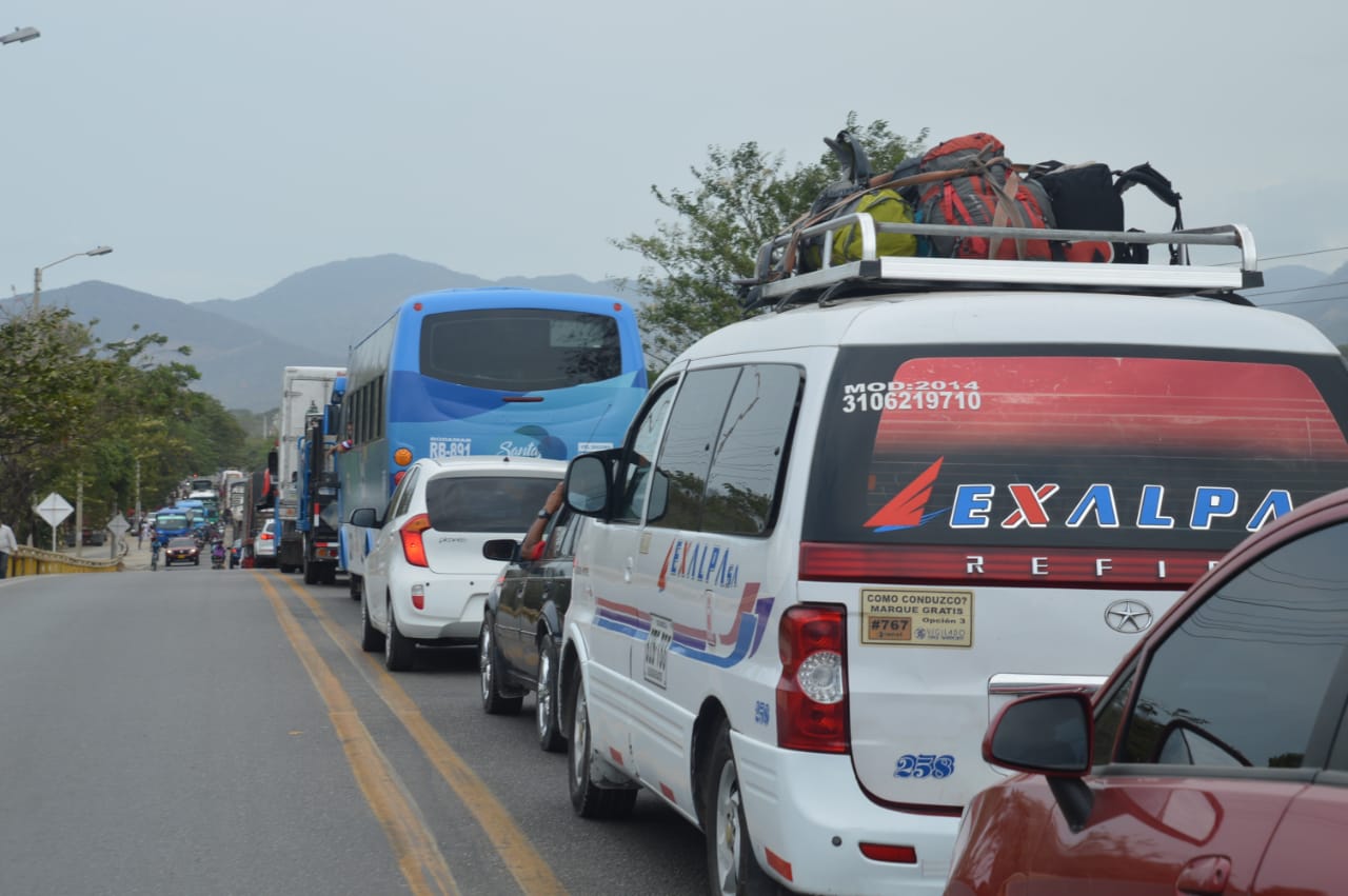 El bloqueo provocó un largo trancón vehicular en la vía Santa Marta - La Guajira.