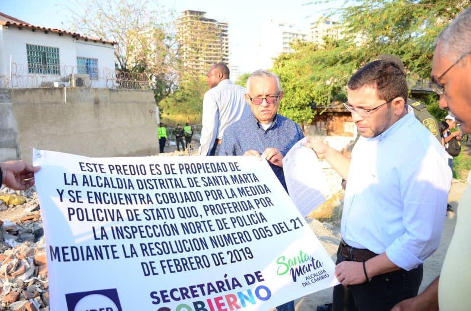 Esta es la valla que se instaló en el predio recuperado. 