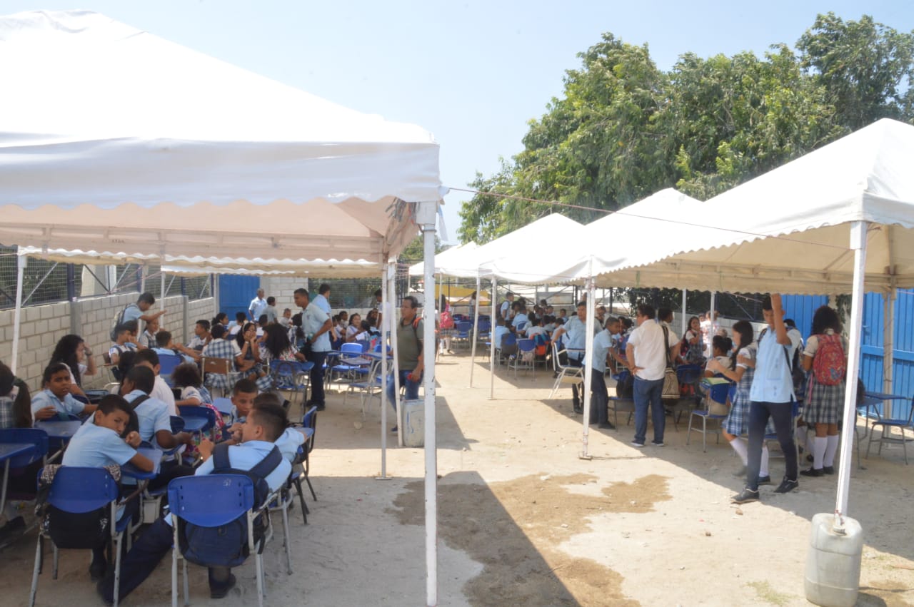 El polvo y el calor fastidia a los estudiantes. 