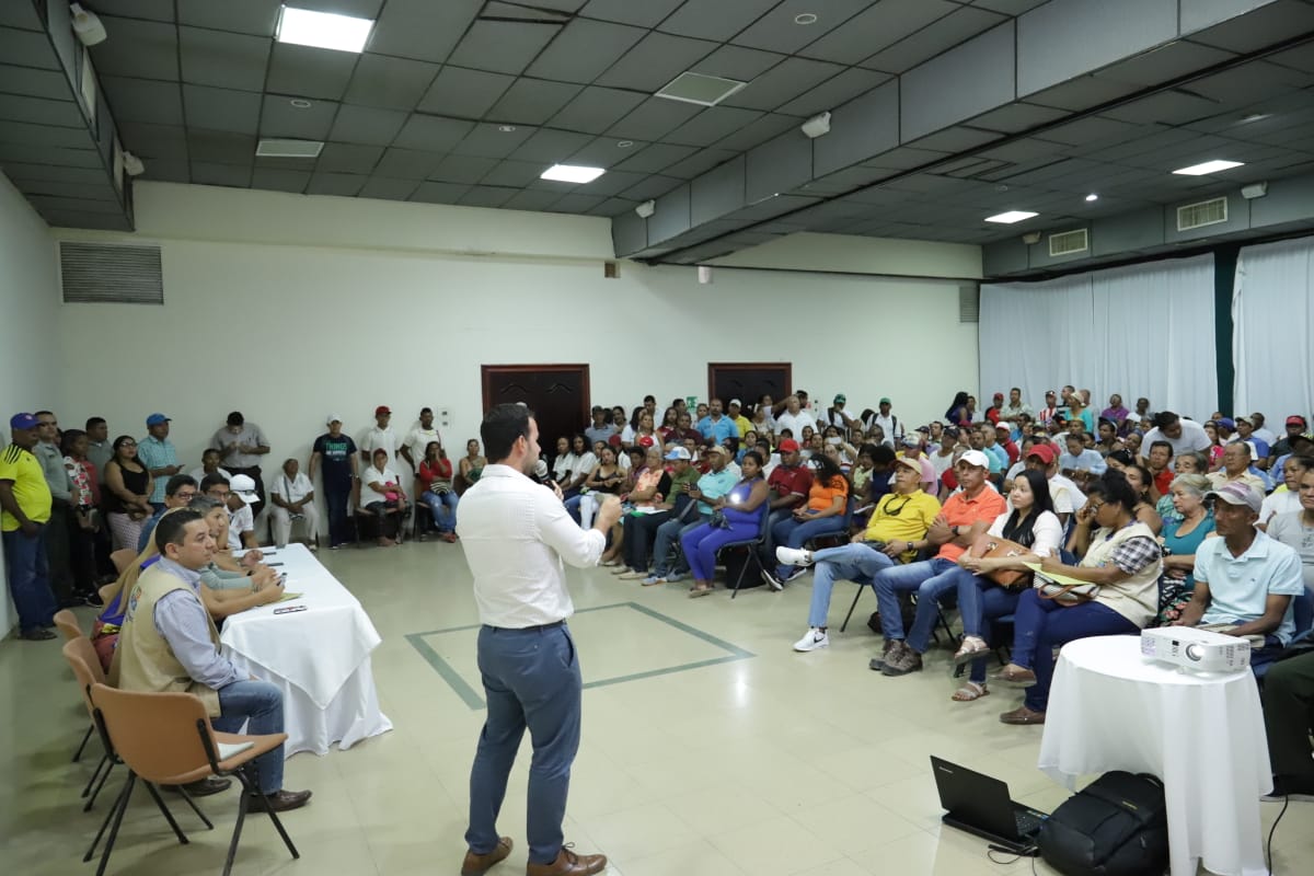 Socialización con prestadores de servicios turísticos en la playa de El Rodadero.