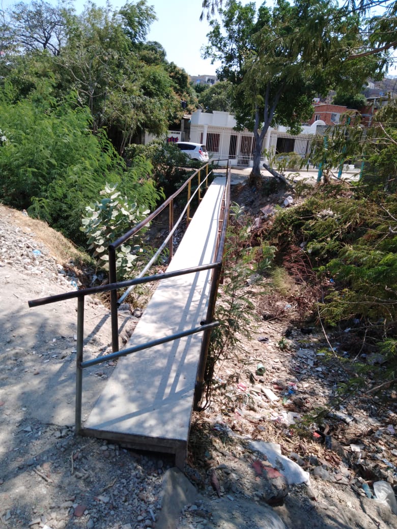 Puente peatonal desde donde se pueden divisar las llantas.