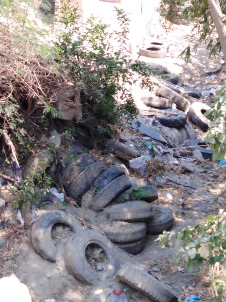 Llantas arrojadas al cauce de la quebrada.