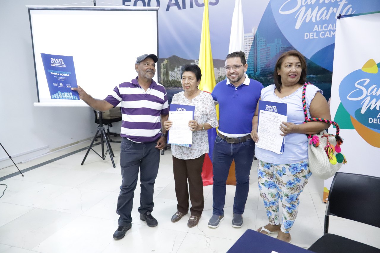 Entrega de títulos de predios.