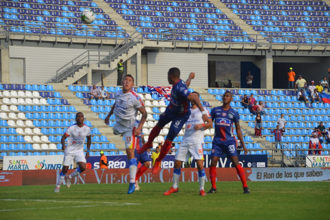 Momento en que Restrepo cabecea y luego anota el único tanto del partido.