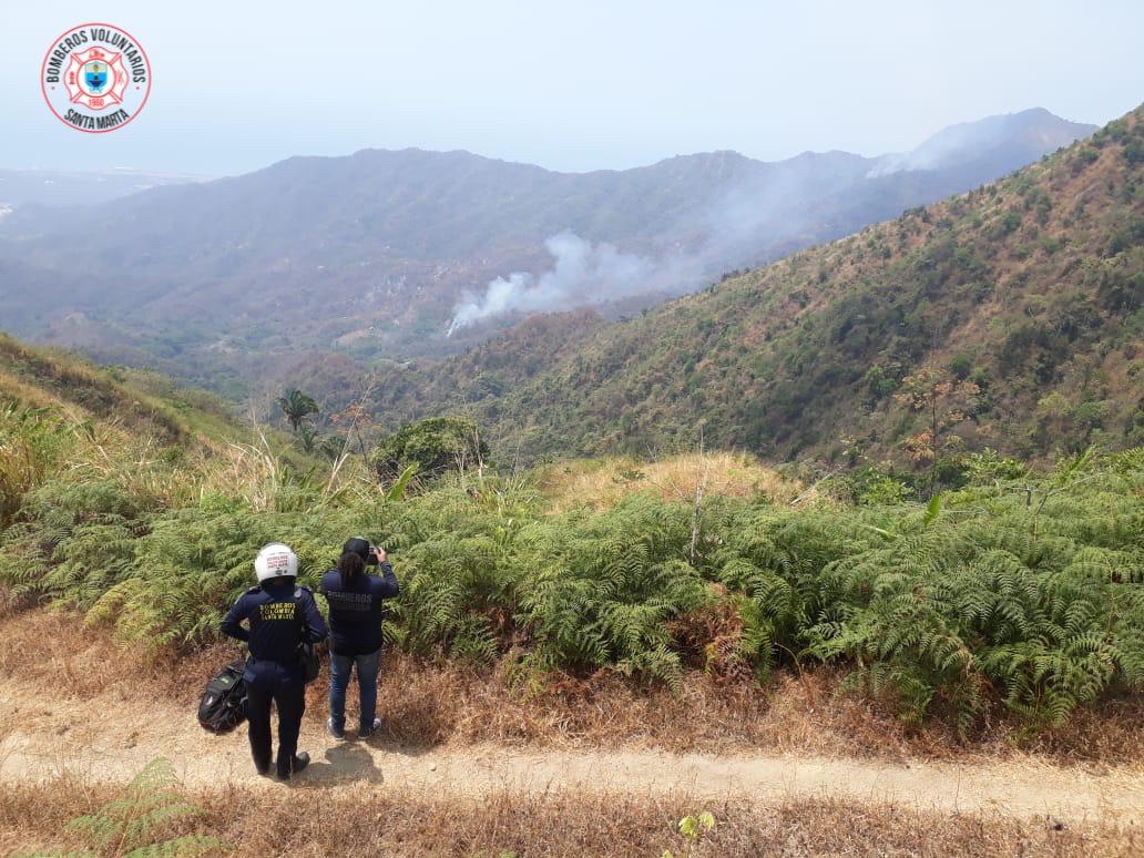 Este viernes a primera hora los bomberos regresarán a Altos de Don Jaca a atender el incendio.