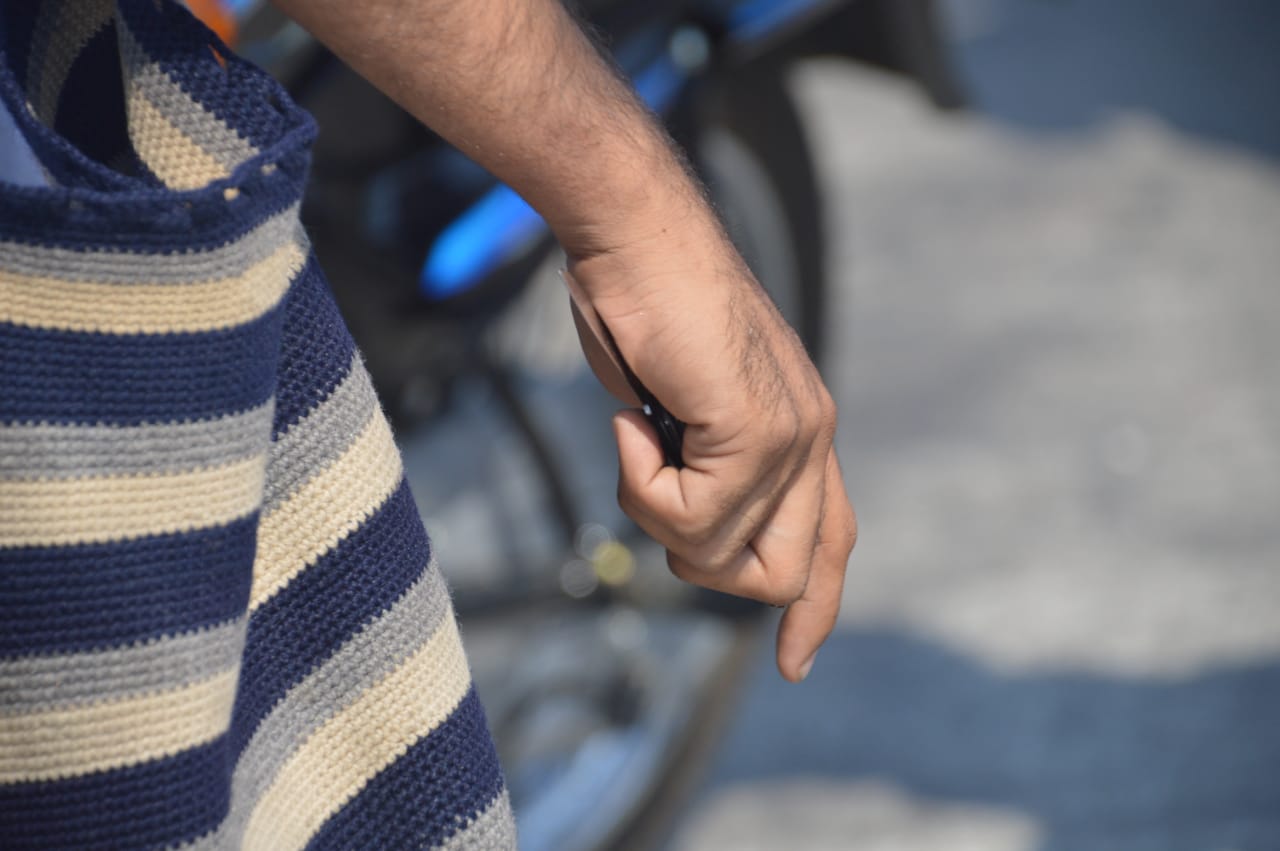 Con navaja en mano, el taxista amenazó al motociclista.