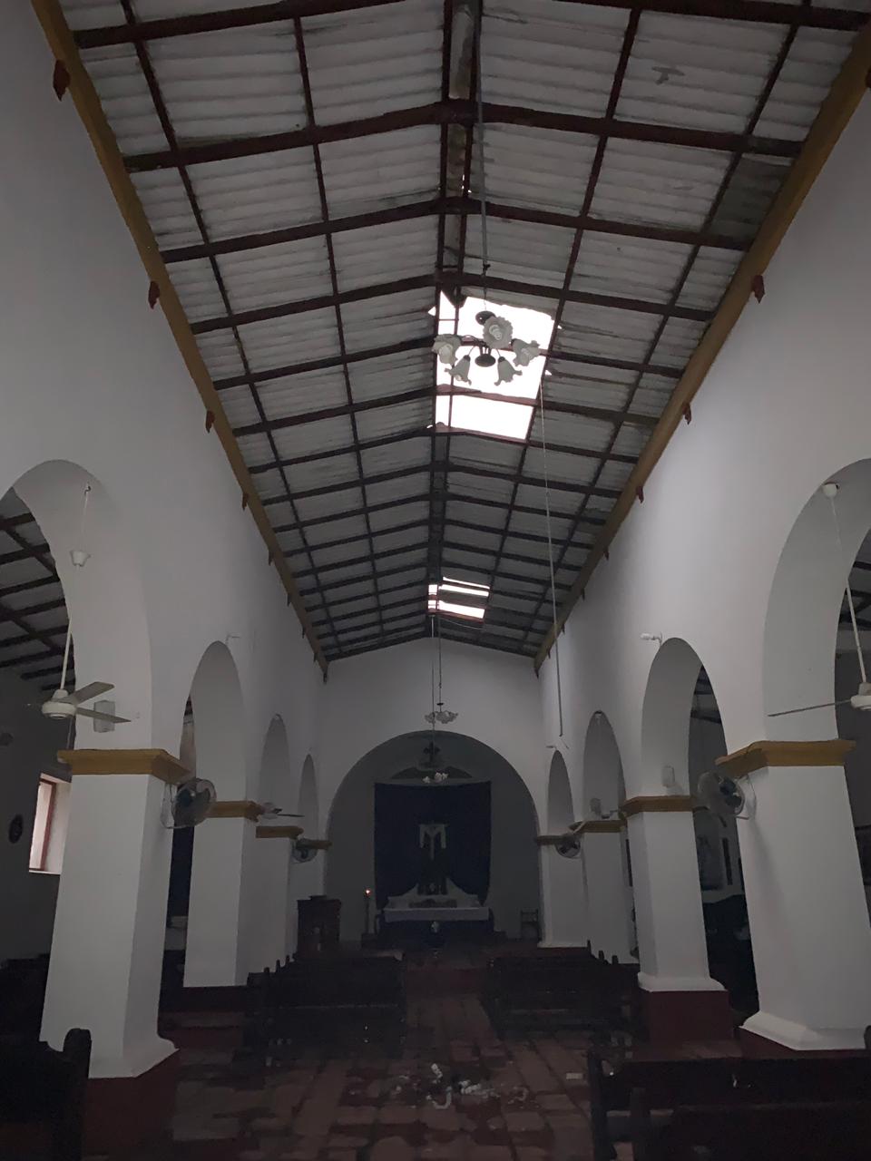 La iglesia también sufrió por los fuertes vientos. 