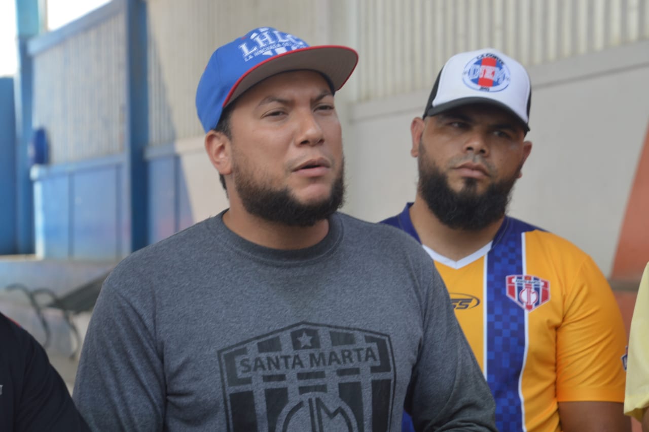 Representante de la hinchada del 'Ciclón Bananero' en rueda de prensa