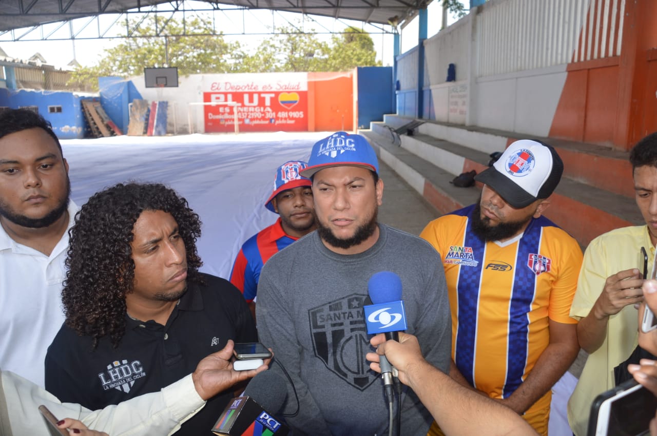 Representante de la hinchada del 'Ciclón Bananero' en rueda de prensa