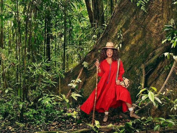 Oprah Winfrey luciendo la mochila Kankuama hecha en la Sierra Nevada de Santa Marta