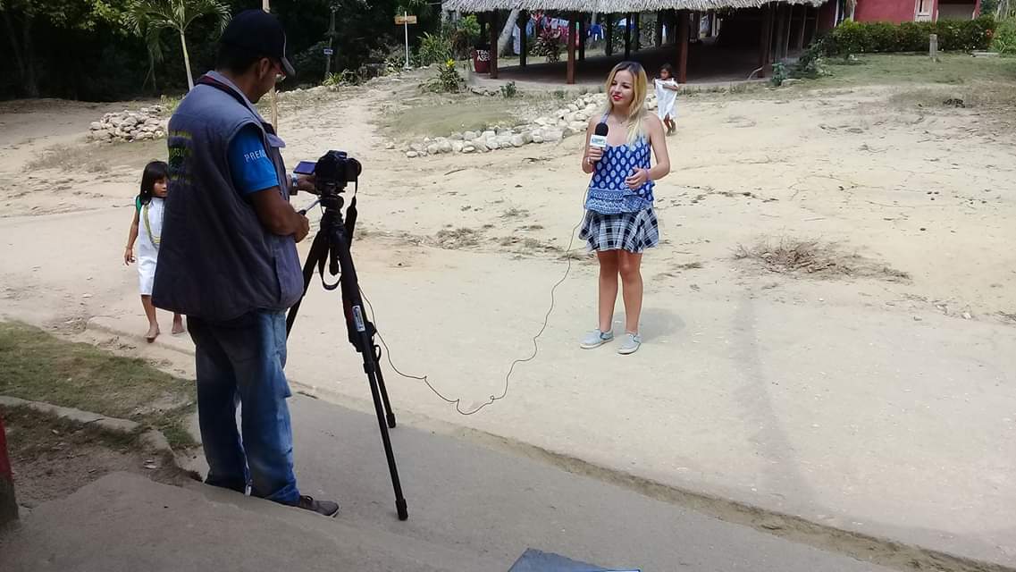 Daniela Salom y Gustavo Durán, grabando imágenes para Travesía TV.