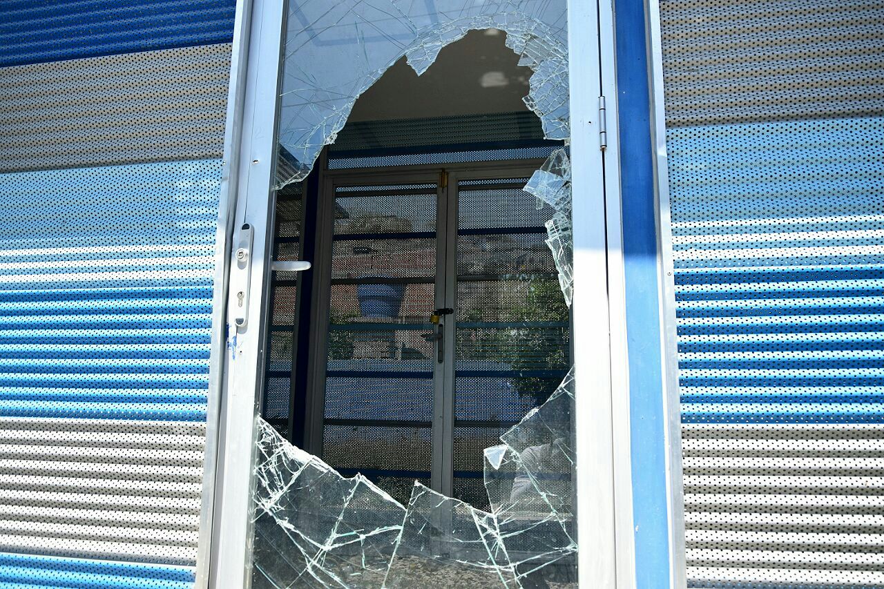 Vidrios rotos y puertas caídas dejaron delincuentes en el centro de emprendimiento en el barrio Miguel Pinedo