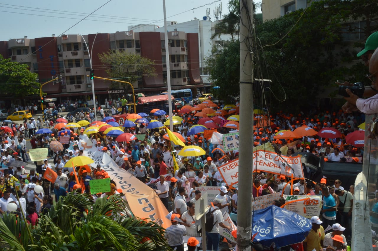 Con pancartas, sombrillas y cánticos, simpatizantes expresan su apoyo a Martínez y Caicedo.