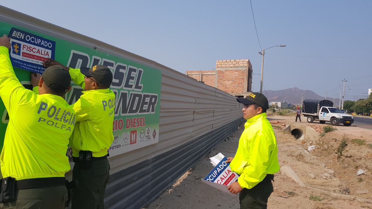 El combustible era descargado de manera artesanal en parqueaderos, bodegas, patios clandestinos y viviendas debidamente acondicionadas.