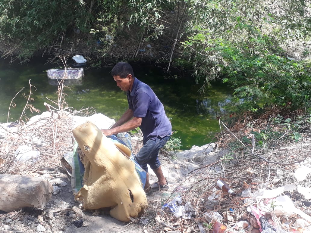 Colchones, ropa y desechos se observan en el predio de la Quinta de San Pedro