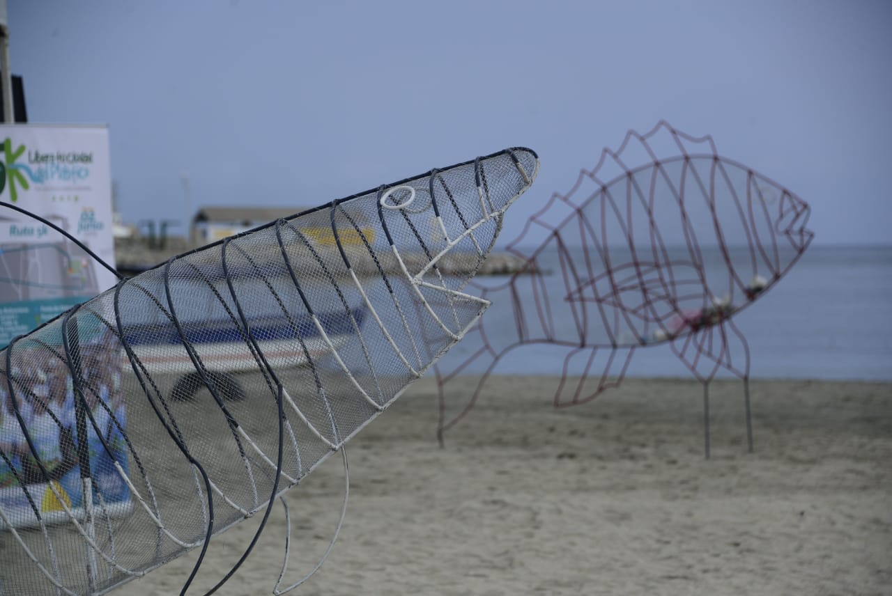 Estas esculturas fueron ubicadas en la playa para que sirvan como depósitos de basuras. 