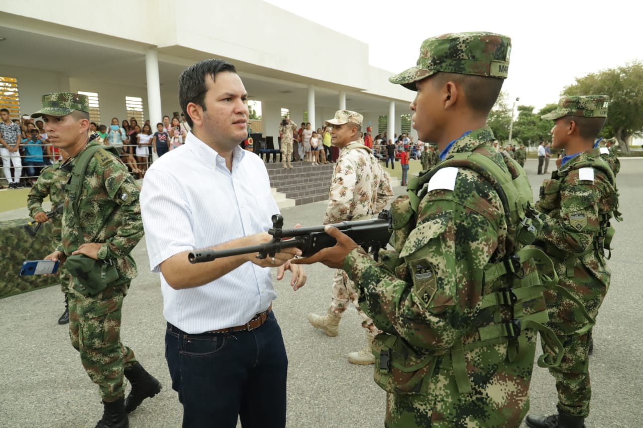 Alcalde (e) acompañó la entrega de armas.