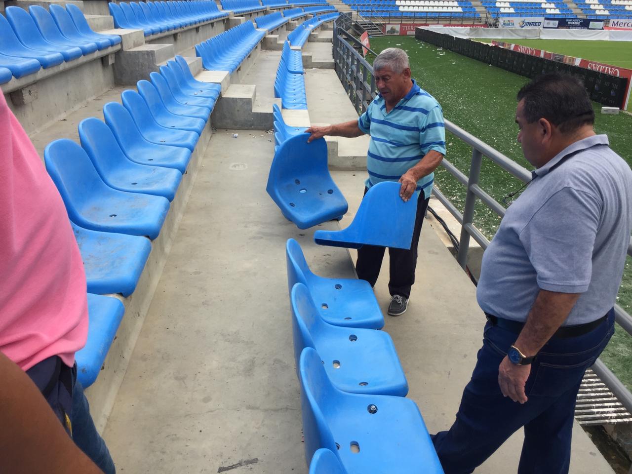 Los desadaptados arrancaron sillas de la tribuna para agredir a los jugadores.