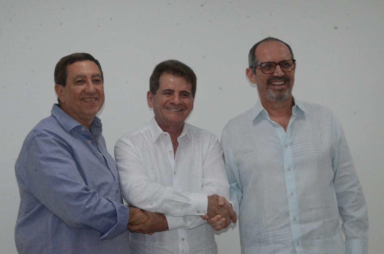 Acto simbólico de la alianza entre las fundaciones oftalmológicas del Caribe. De izquiera a derecha: Francisco Escobar Silebi, Alfredo Bayter Jelkh y Luis Scaf.