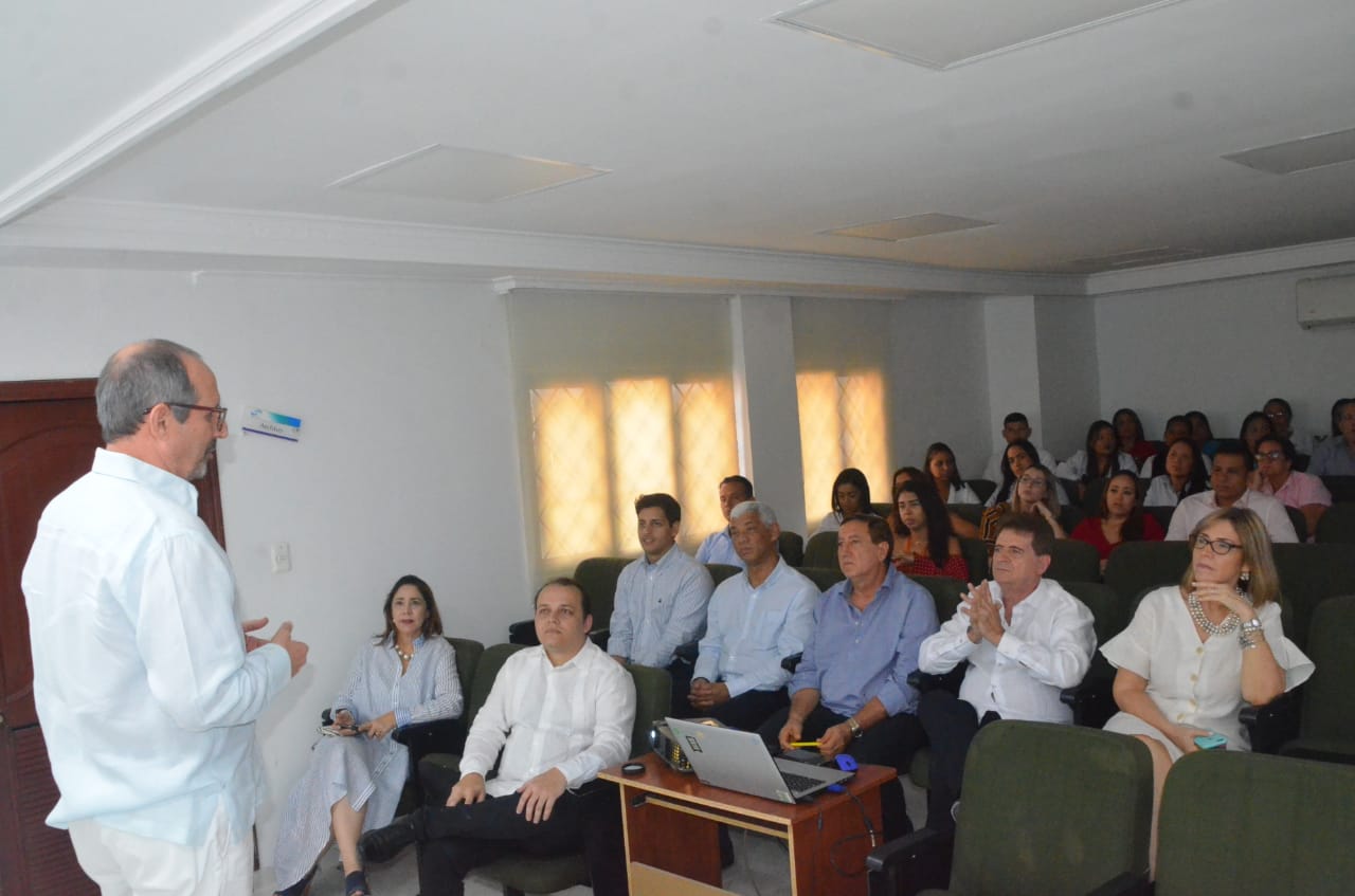 Socialización de la alianza entre las clínicas oftalmológicas del Caribe (habla Francisco Escobar, fundador de Foca Santa Marta).