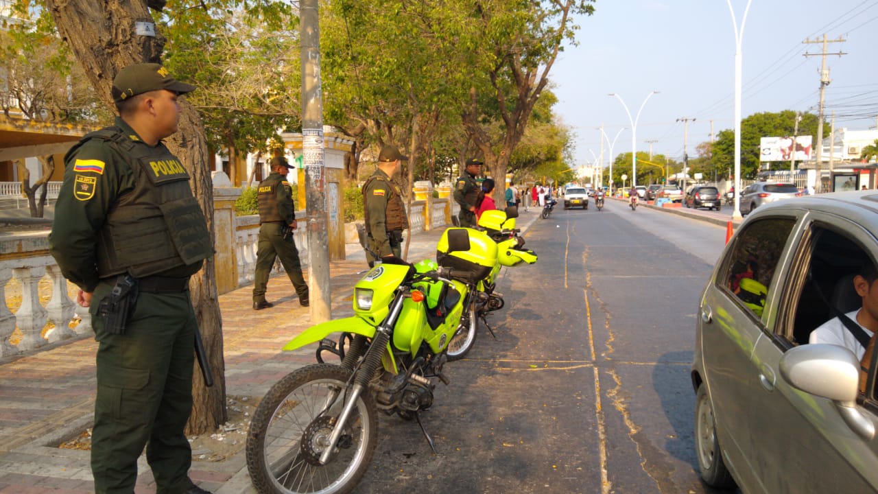 Policías vigilan distintos puntos de la ciudad para evitar alteración del orden público.