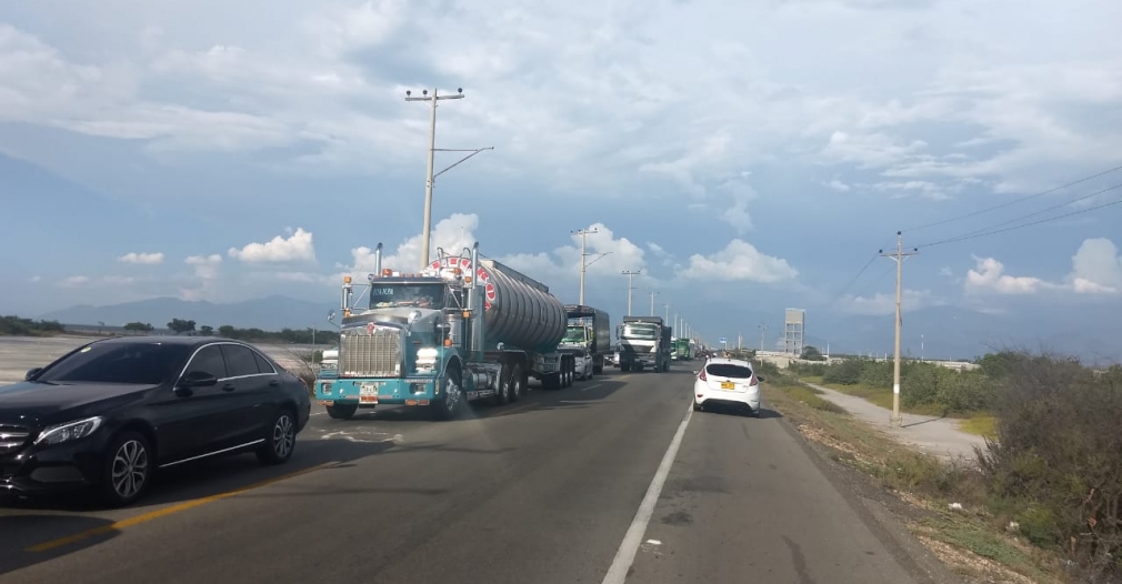 Los bloqueos son normales en la carretera Santa Marta-Barranquilla.