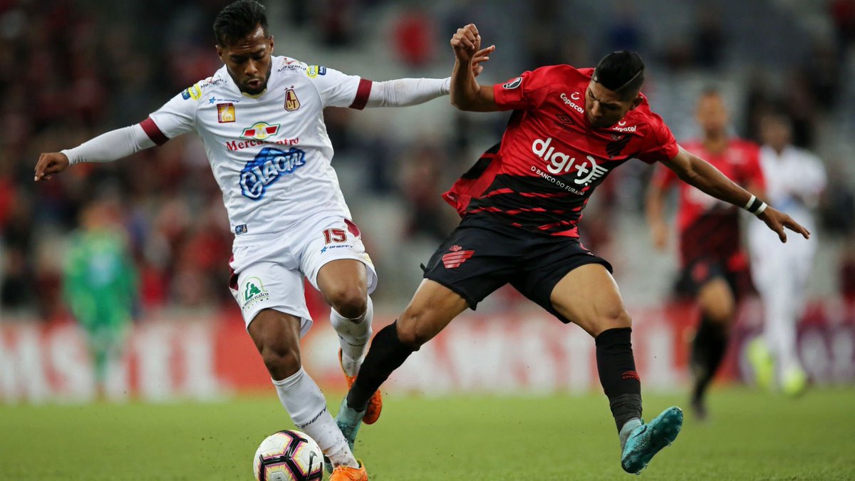 Tolima complicó sus aspiraciones en la Copa al caer ante el Paranaense. 