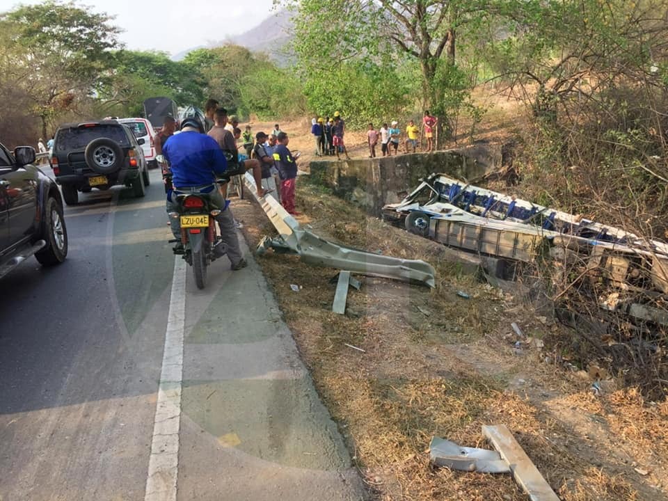 El bus se terminó llevando una baranda. 