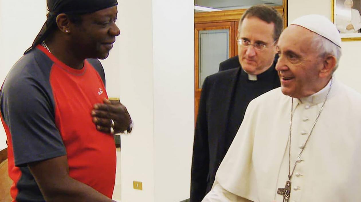 Stephen K. Amos y el papa Francisco.